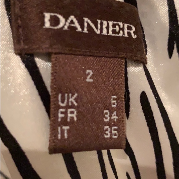 Silky feel  lined zebra print dress size 2 Danier - Picture 8 of 10